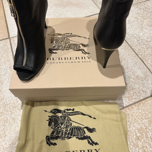 Black peep toe Burberry booties with gold hardware - Picture 2 of 10